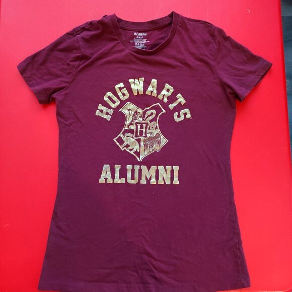Harry Potter Hogwarts Alumni T-shirt maroon gold woman's size S - Picture 1 of 4